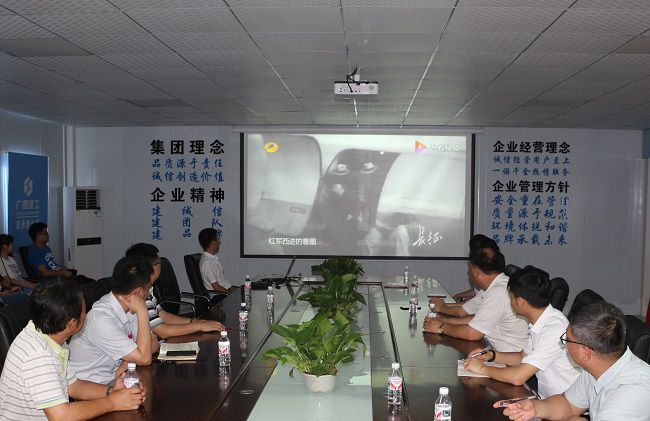 主题党日活动观影现场。张钊林 摄（建图）.jpg
