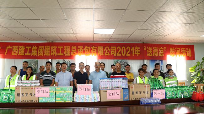 合影。杨钰 摄（建图）.jpg