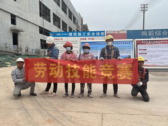 表墙涂料组合影。廖之锭 摄（建图）.jpg