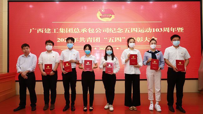 赞美优良团干。 李立云 摄（建图）.jpg