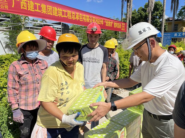 （建图）陆烜为工人发放清冷慰问品。容芝雅 摄.jpg