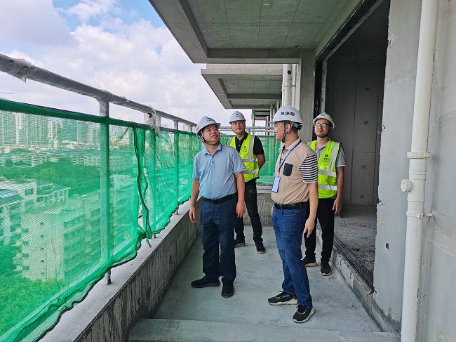 岑廷义深刻项目现场查抄工作进度。谢秋云 摄（建图）.jpg