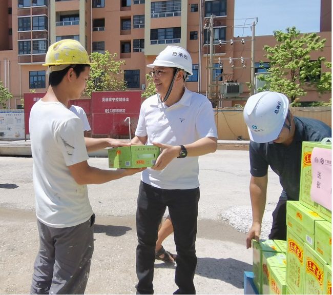 发放慰问品。潘文君 摄（建图）.jpg