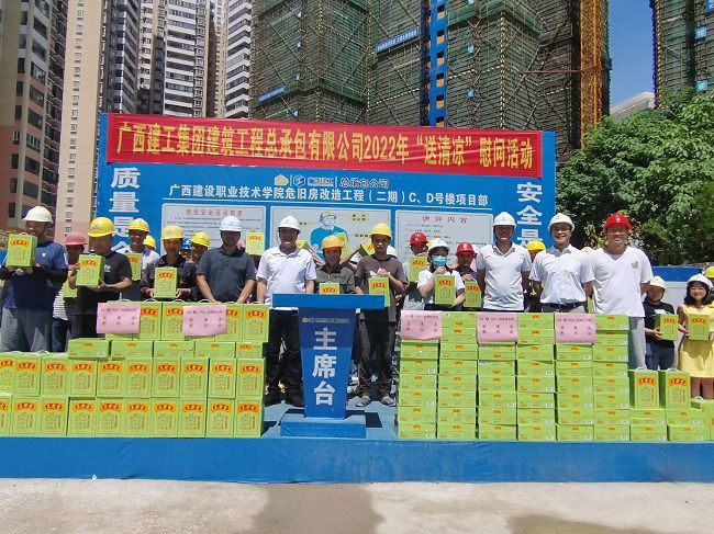 ”送清冷“慰问活动合影。潘文君 摄（建图）.jpg