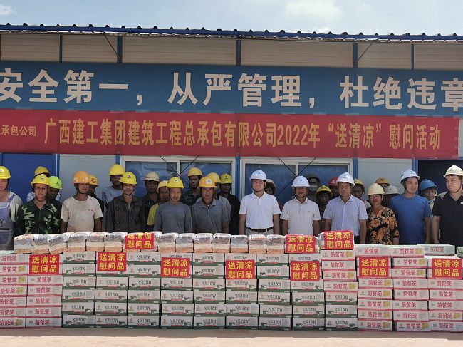 慰问活动合影。王瑾贞 摄（建图）.jpg
