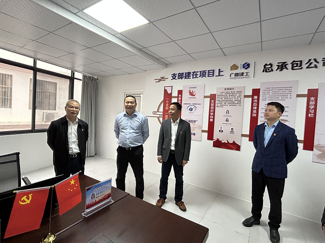 邓少新参观项目党员活动室。蔡怡灵 摄（建图）.png