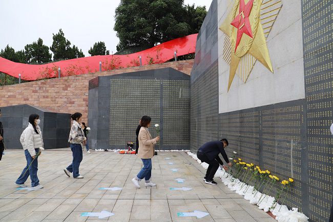献花。张钊林  摄（建图） (2).jpg