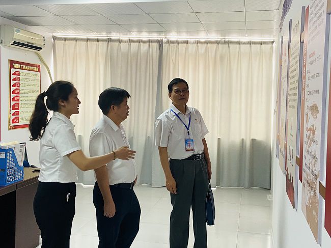 参观党员活动室。卢丽君 摄（建图）.jpg