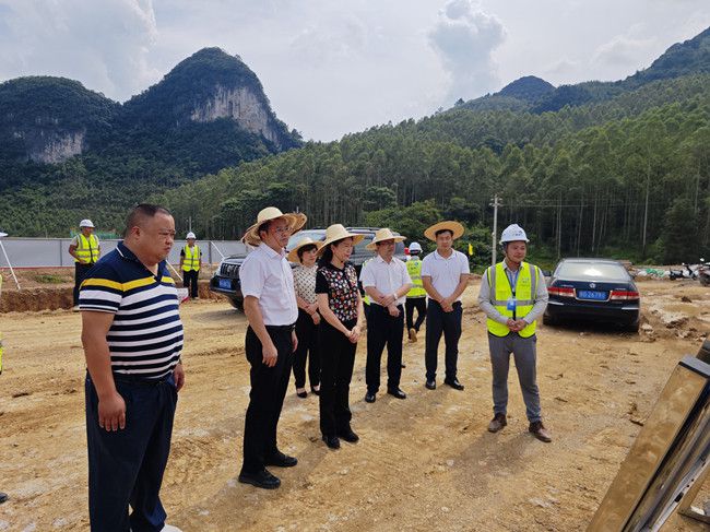 听项目现场进度汇报。江家兵摄（建图）.jpg