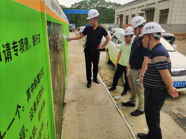黎双荣听取项目情况介绍。李海宁摄（建图）.jpg