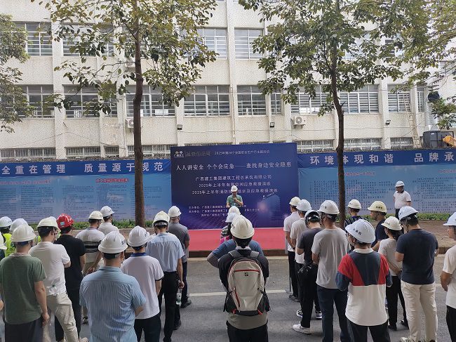 莫志元做演练带头和颁发演练起头；票ι 摄（建图）.jpg