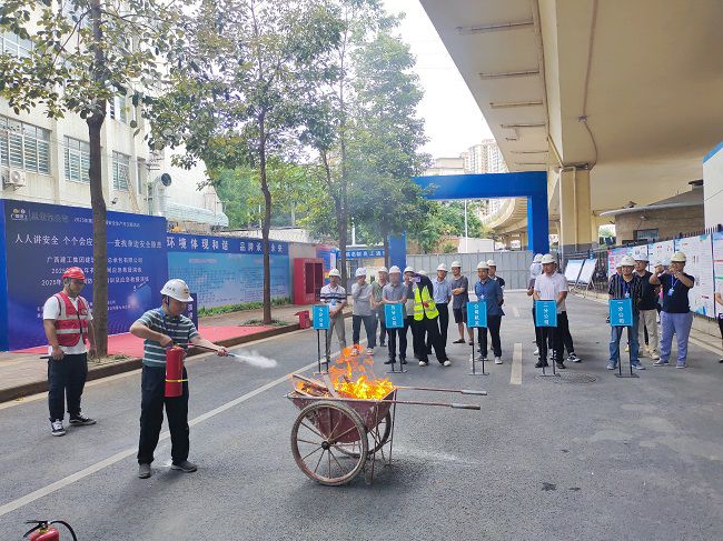 梅锦辉示芳火器操作；票ι 摄（建图）.jpg