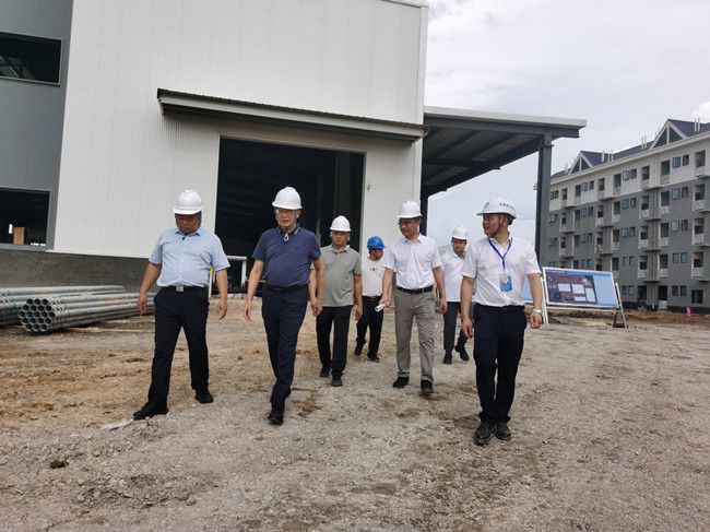 何朝建在项目现场；蒲茉笊悖ńㄍ迹.jpg